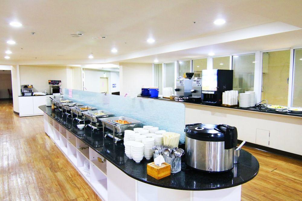 Liho Hotel Tainan Bagian luar foto