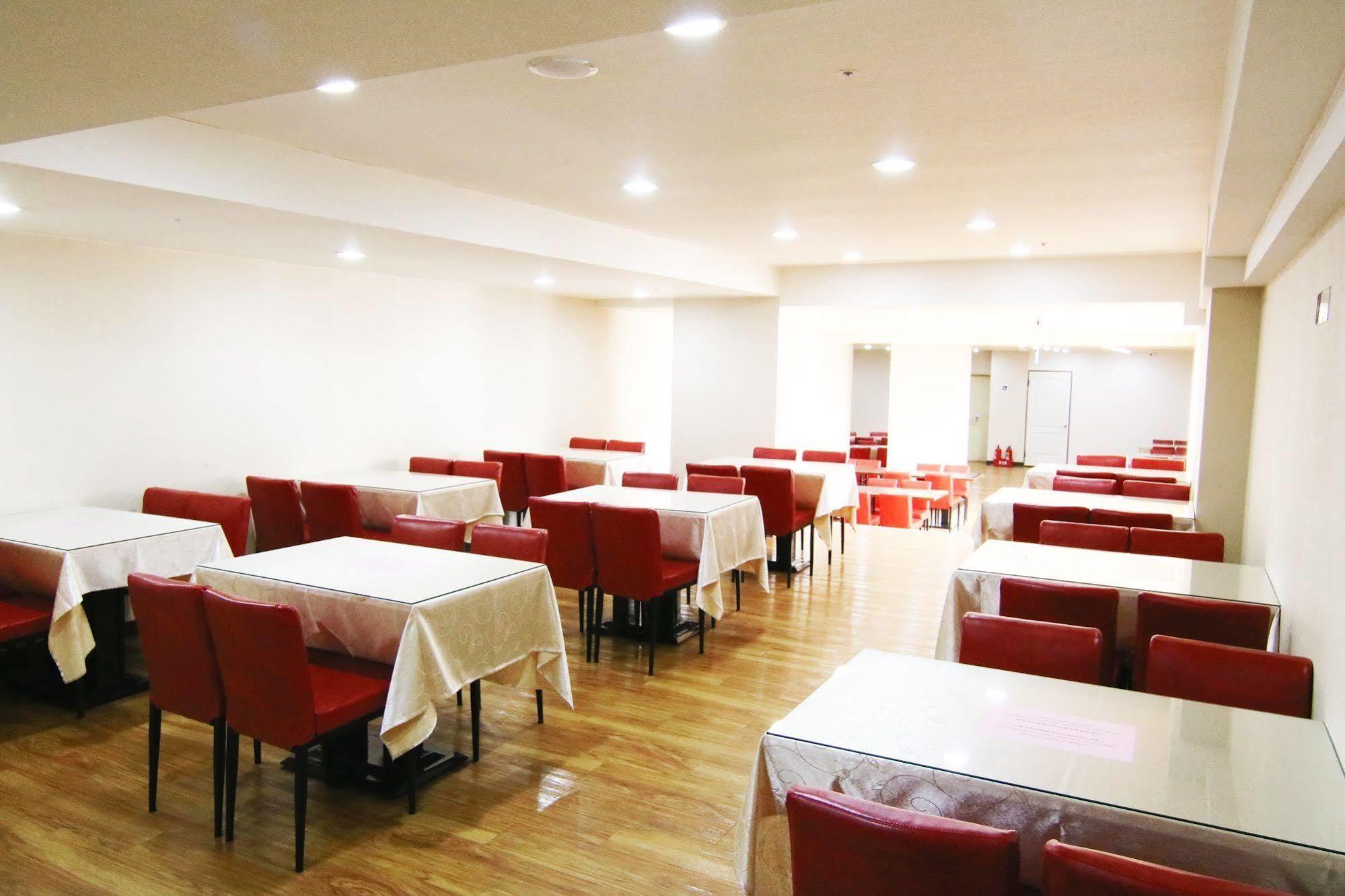 Liho Hotel Tainan Bagian luar foto