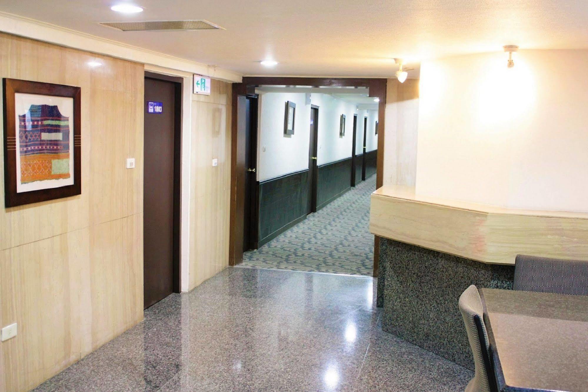 Liho Hotel Tainan Bagian luar foto