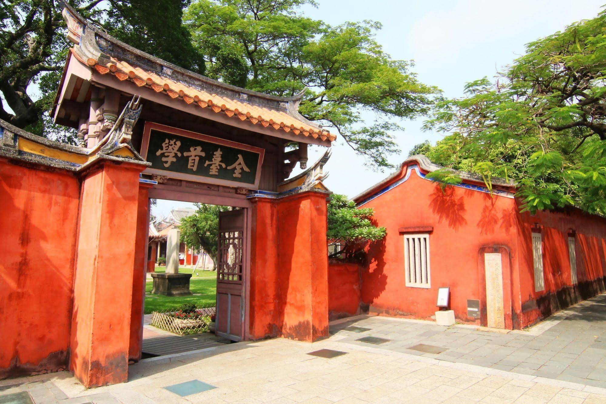 Liho Hotel Tainan Bagian luar foto