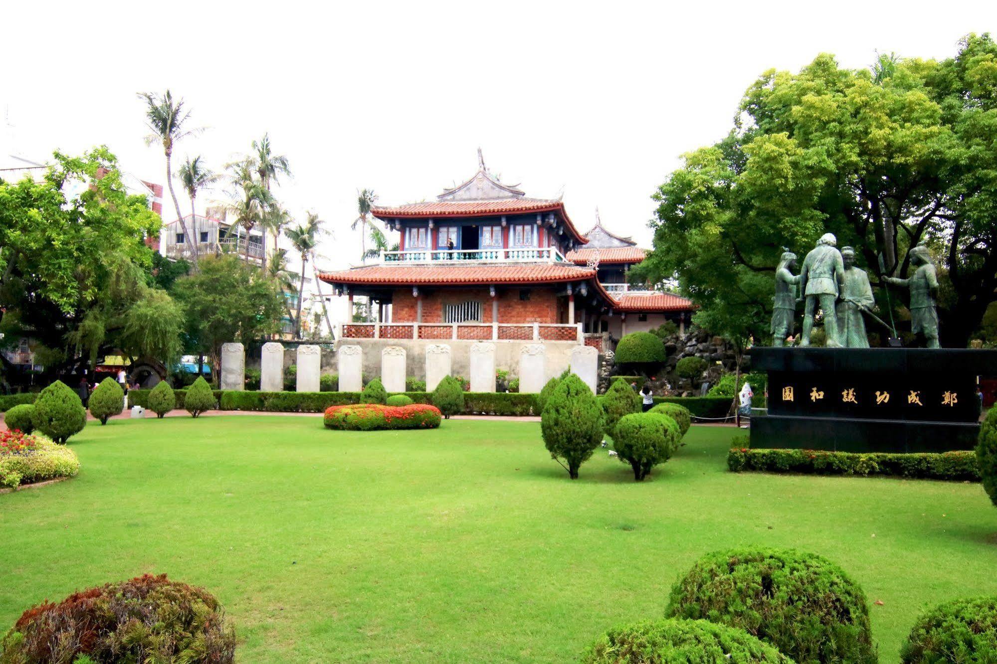 Liho Hotel Tainan Bagian luar foto