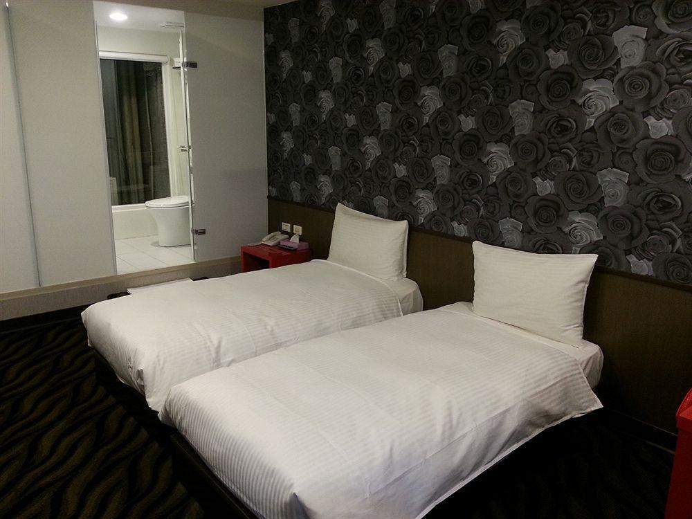 Liho Hotel Tainan Bagian luar foto